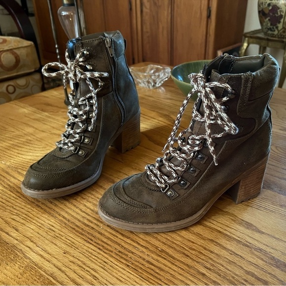 CARLOS BY CARLOS SANTANA Ardent Booties women’s boots size 8.5 lug chunky heels - Picture 1 of 9